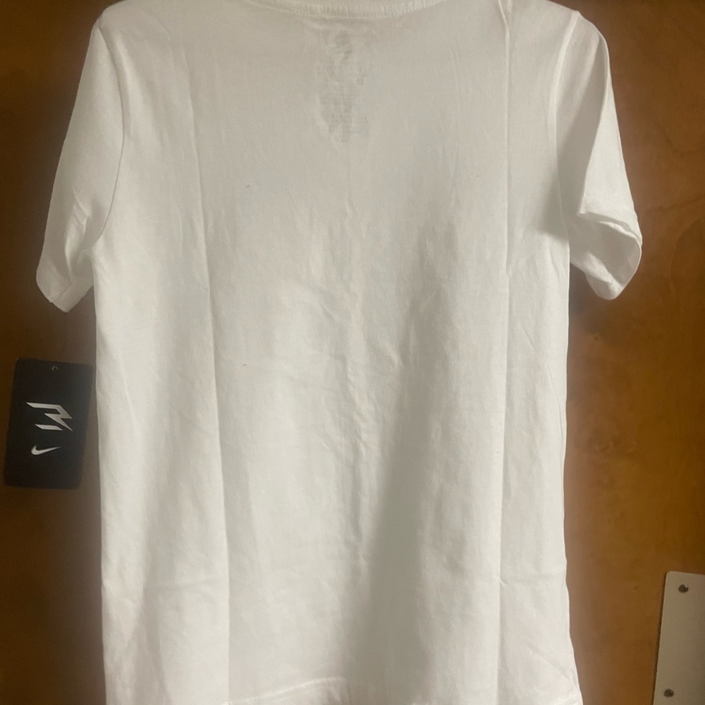 Nike Kids White and Orange Logo T-Shirt nwt $24 retail - Picture 4 of 5